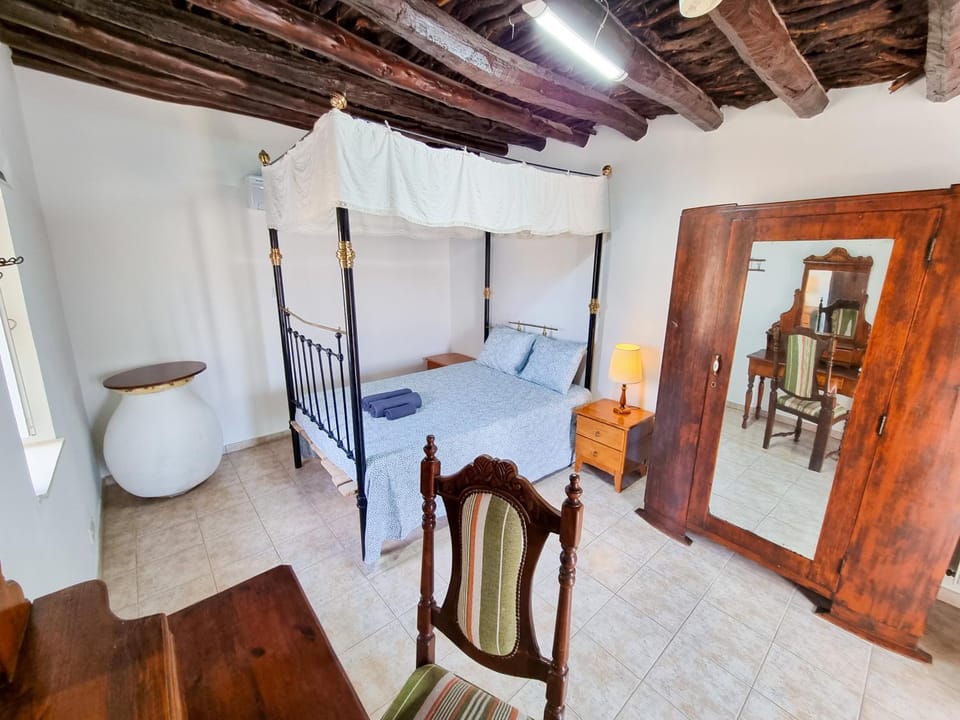 Bed, Photo of the whole room, Seating area, Bedroom, wardrobe