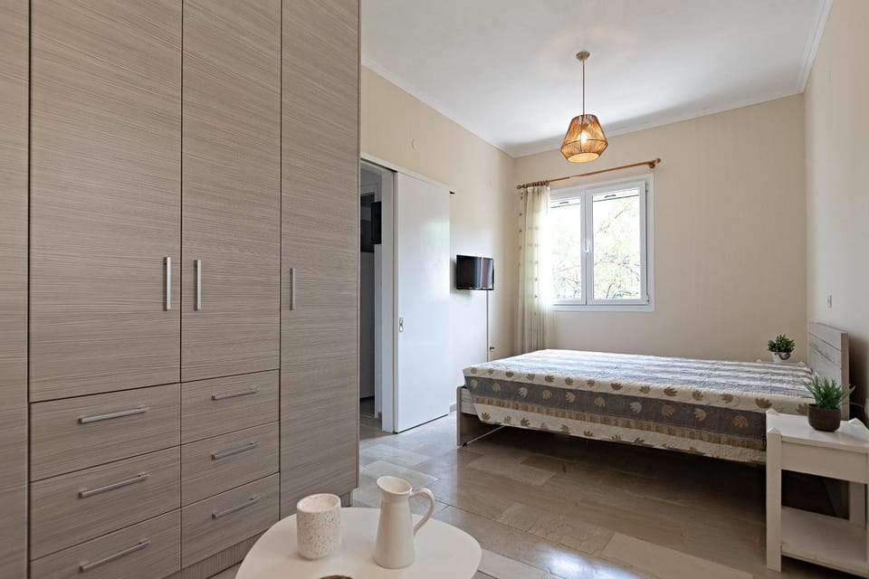 Bed, TV and multimedia, Photo of the whole room, Bedroom, wardrobe