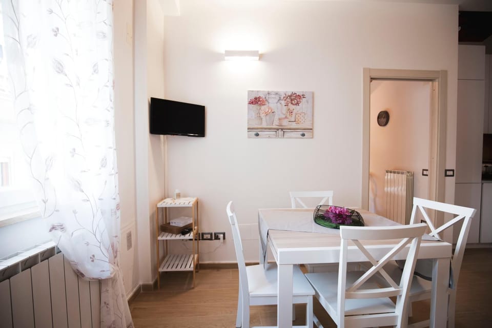 TV and multimedia, Living room, Seating area, Dining area