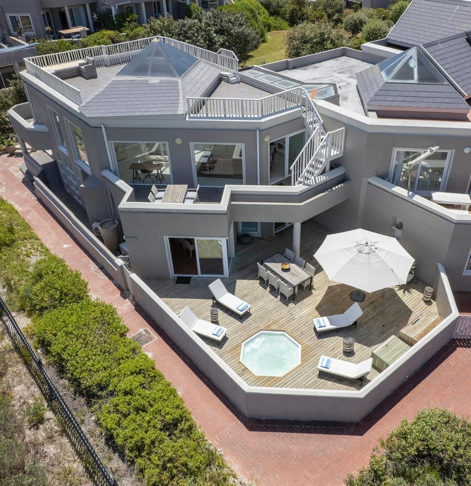 Property building, Hot Tub, Balcony/Terrace, sunbed