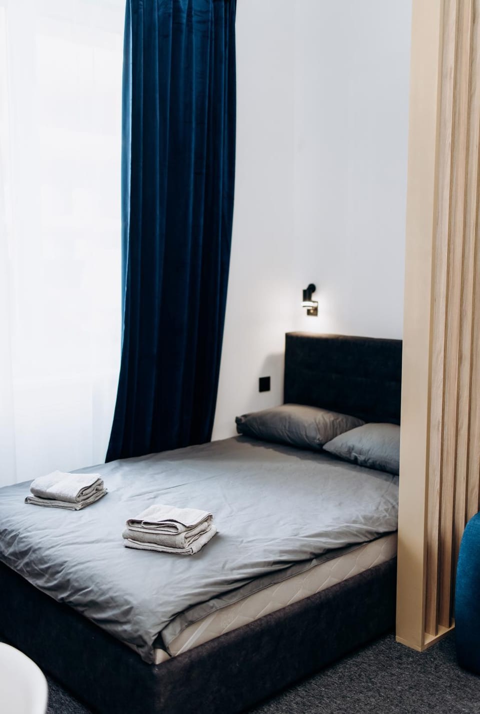 Bed, towels
