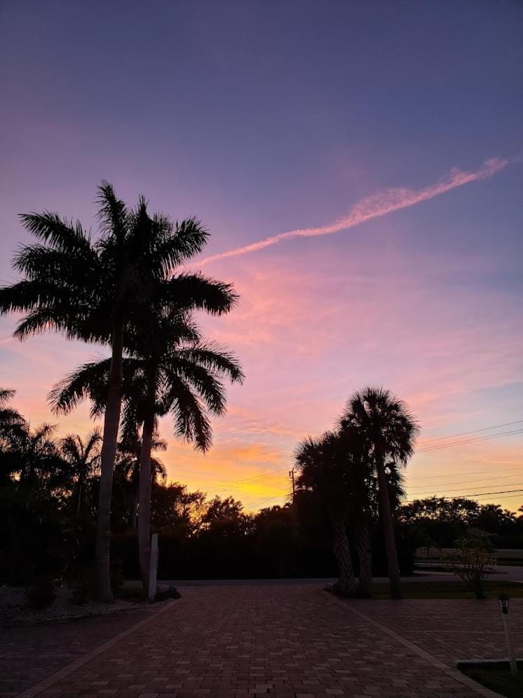 Neighbourhood, Natural landscape, Area and facilities, Sunset