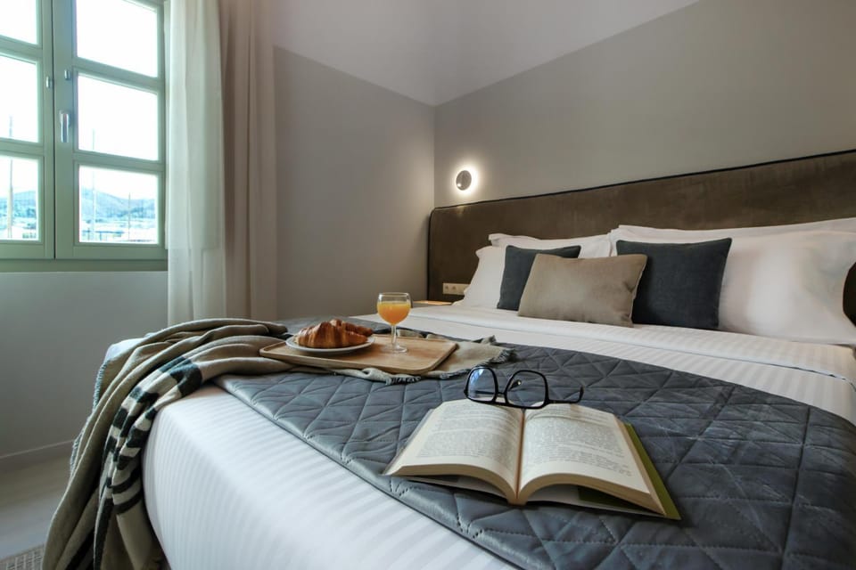 Bed, Food and drinks, Photo of the whole room, Bedroom, Food, towels