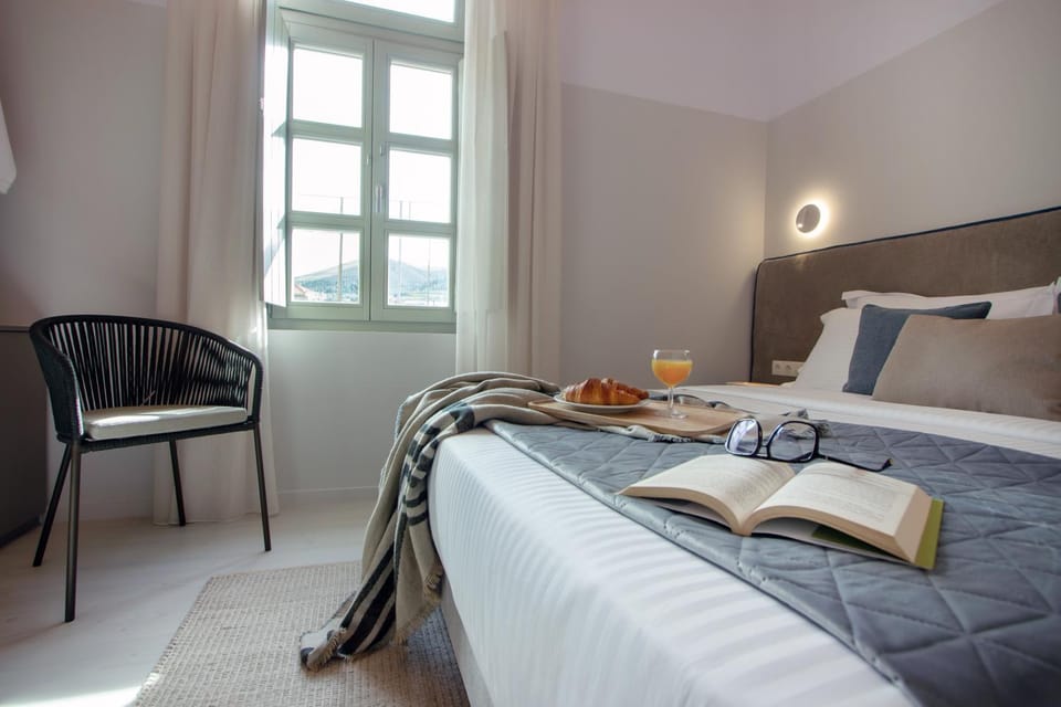 Bed, Living room, Photo of the whole room, Seating area, Bedroom, towels