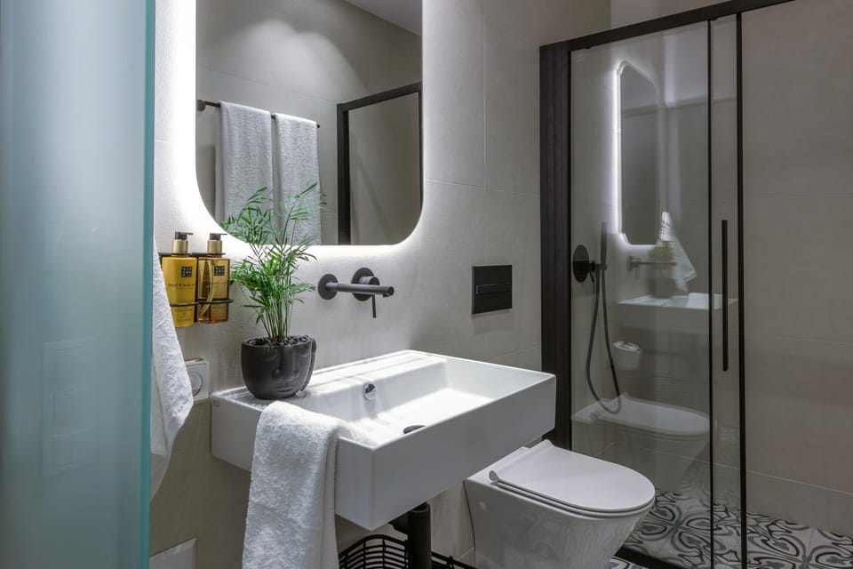 Shower, Toilet, Bathroom, towels