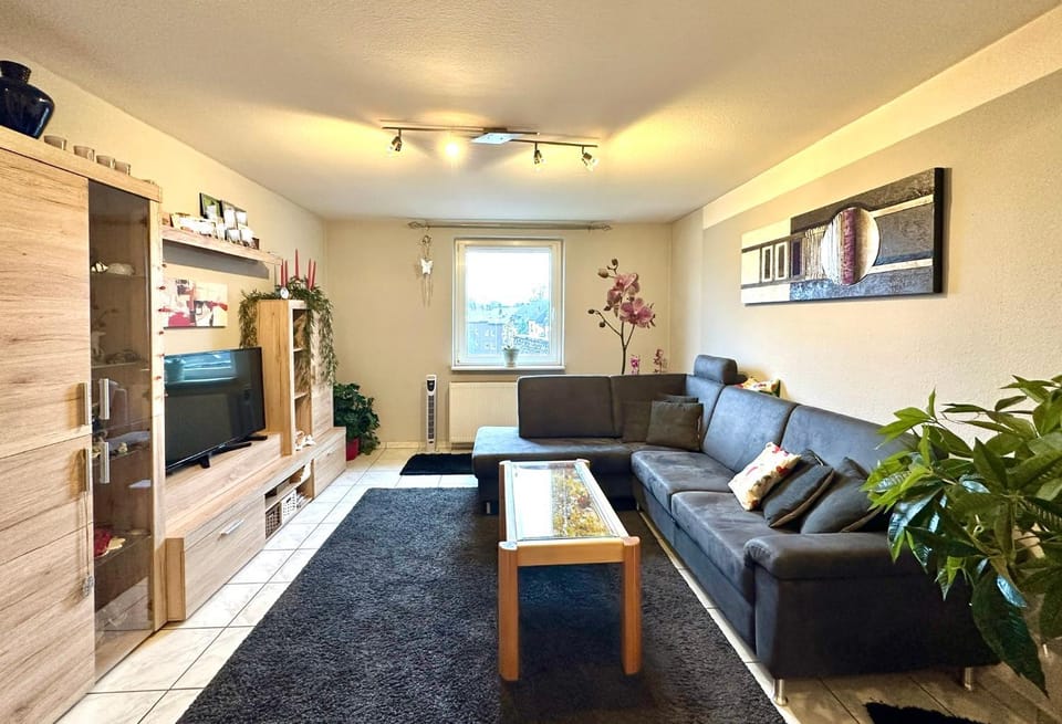 TV and multimedia, Living room, Seating area, Evening entertainment