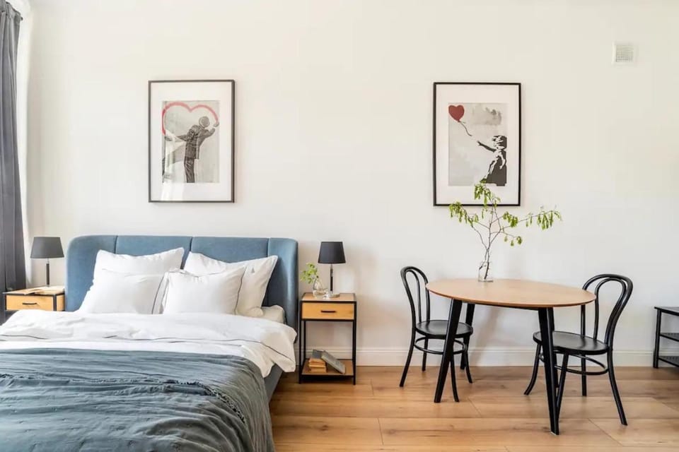 Bed, Dining area, Bedroom