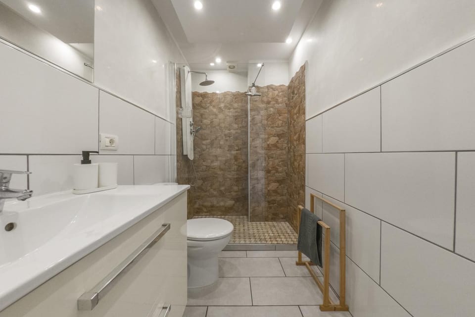 Shower, Toilet, Bathroom, towels