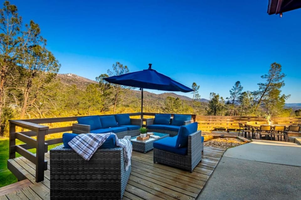 Patio, Natural landscape, Balcony/Terrace, Seating area, Mountain view