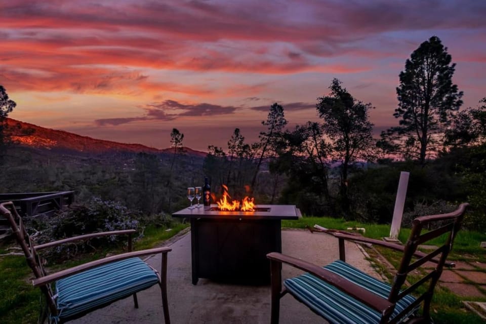 Sierra Vista Lookout Lodge with Creek, Waterfall and Waterholes, minutes from Bass Lake and Yosemite South Gate Nature lodge in Sierra Nevada