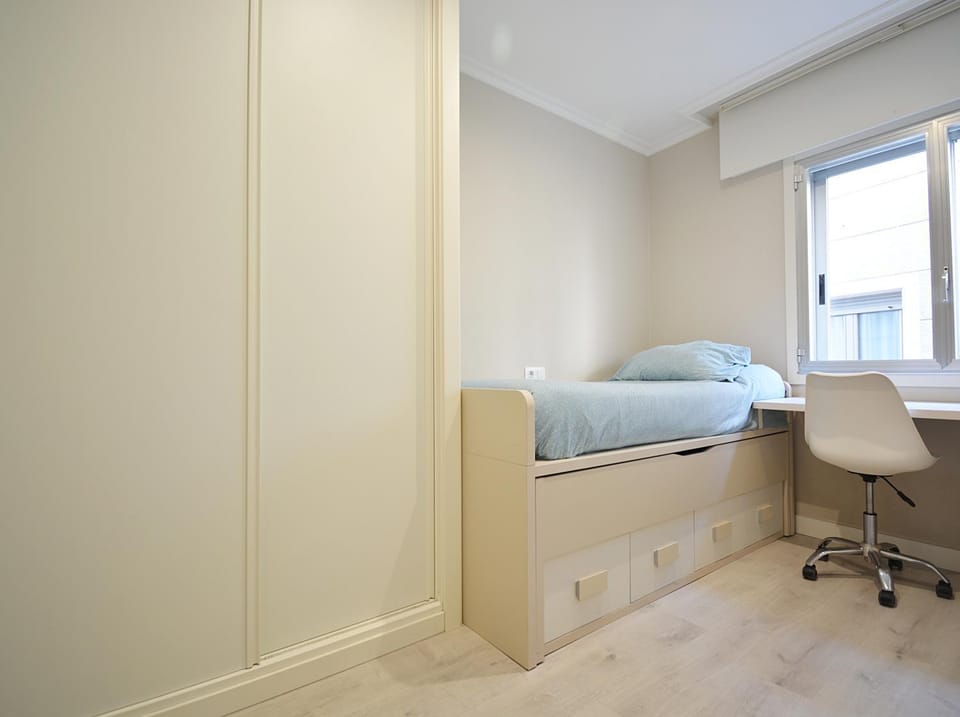 Bed, Photo of the whole room, Seating area, Bedroom