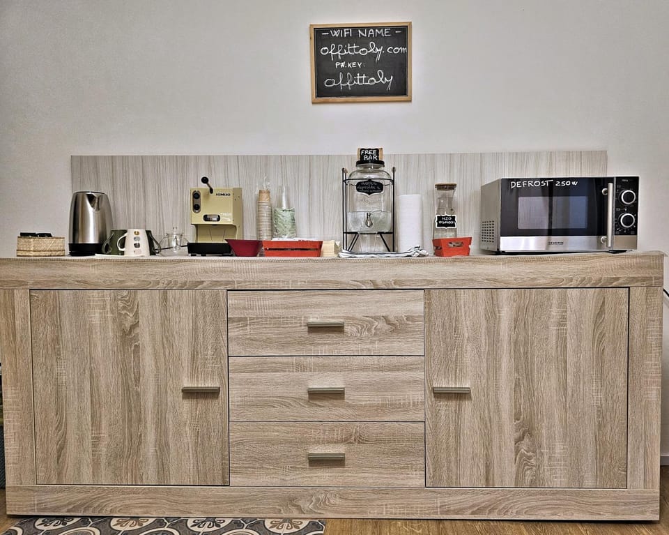Coffee/tea facilities, Lounge or bar, minibar, oven