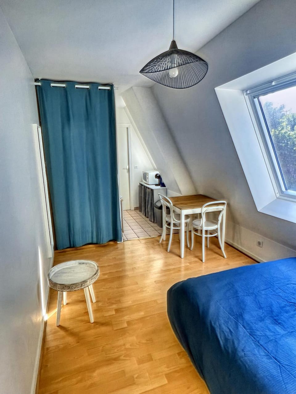 Bed, Living room, Seating area, Dining area, Bedroom
