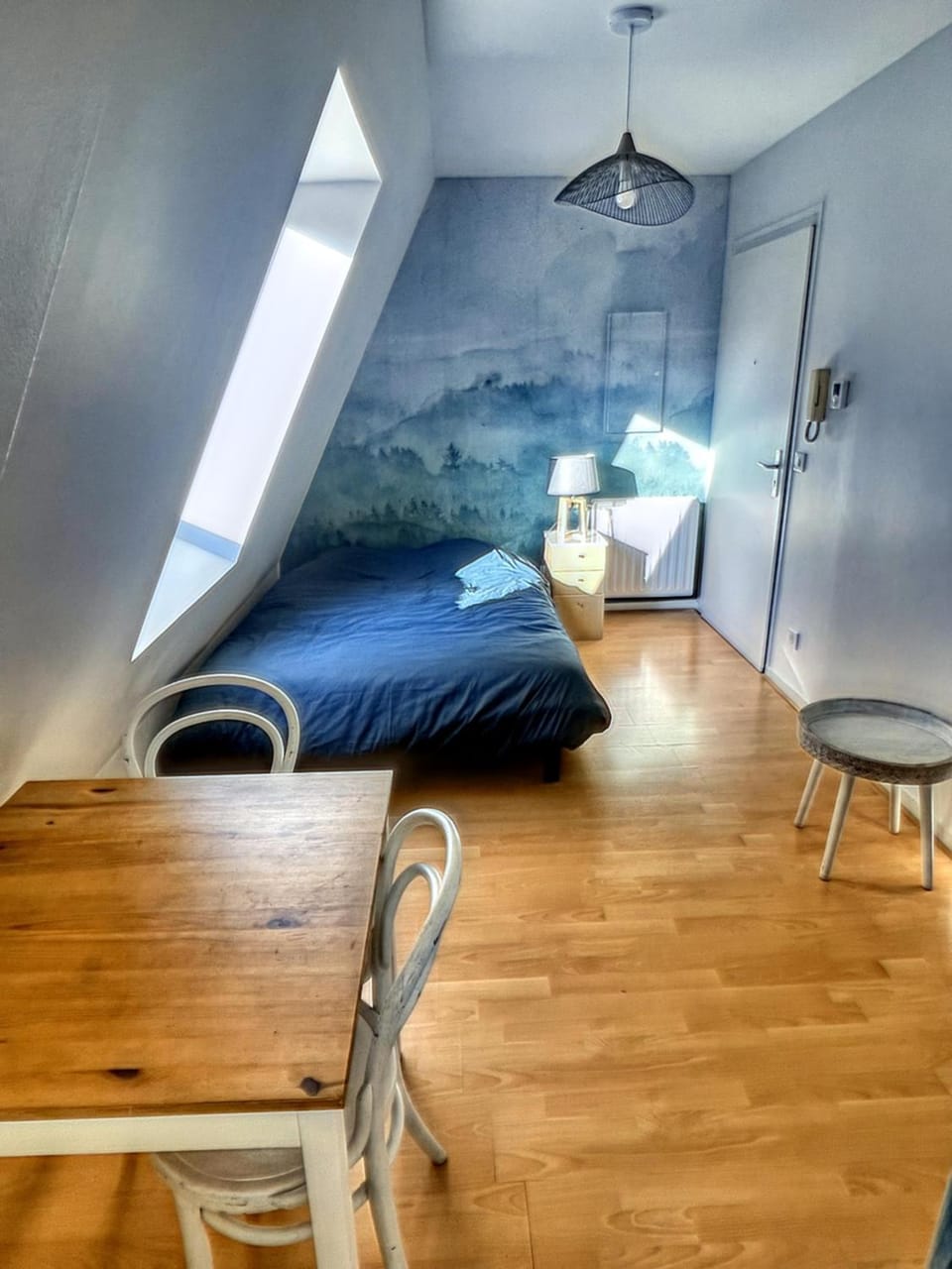 Bed, Living room, Photo of the whole room, Seating area, Dining area, Bedroom