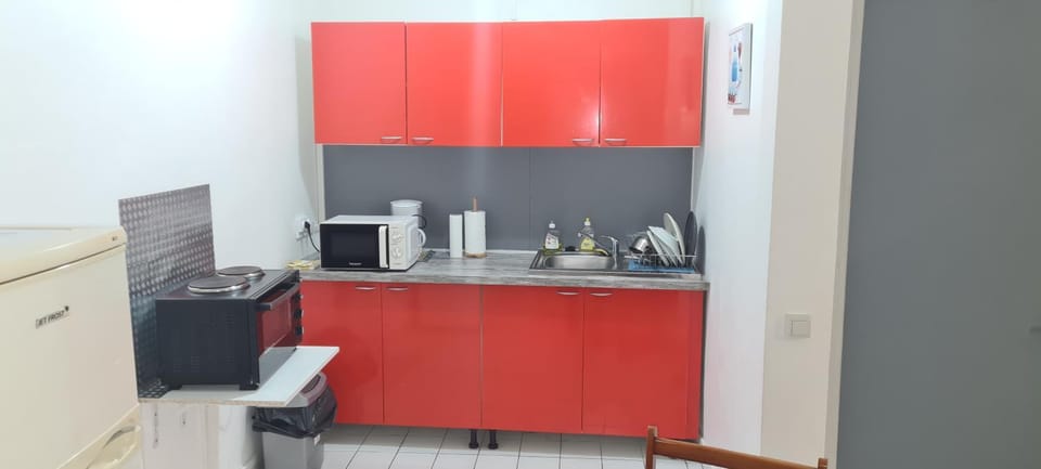Coffee/tea facilities, Kitchen or kitchenette, microwave, stove