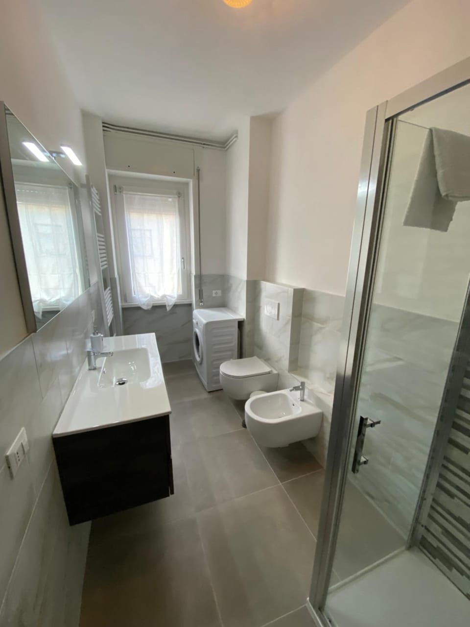 Shower, Toilet, Bathroom, bidet, towels