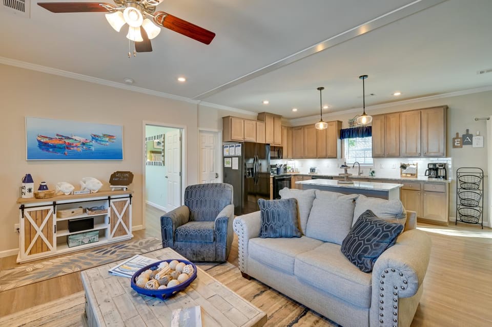 Resort Home about 1 Mi to Myrtle Beach Access! House in Surfside Beach