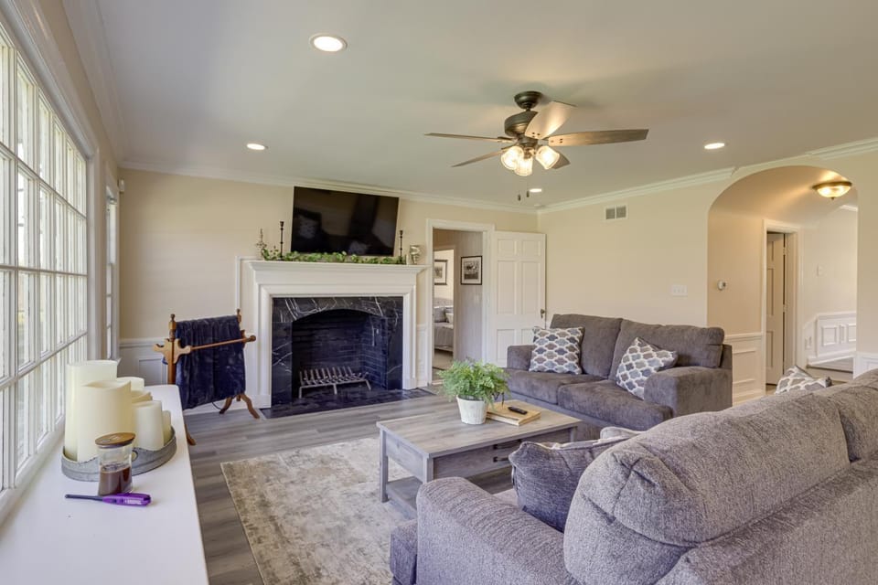 The Windmill House with Pond 9 Mi to Dayton! House in Centerville