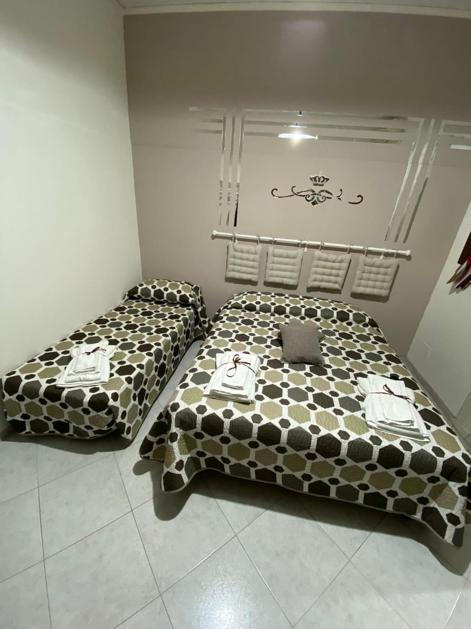 Bed, Bedroom, towels
