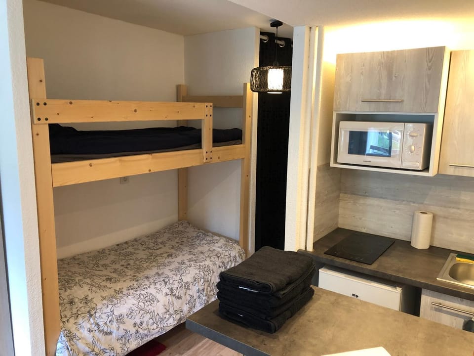Kitchen or kitchenette, bunk bed, minibar