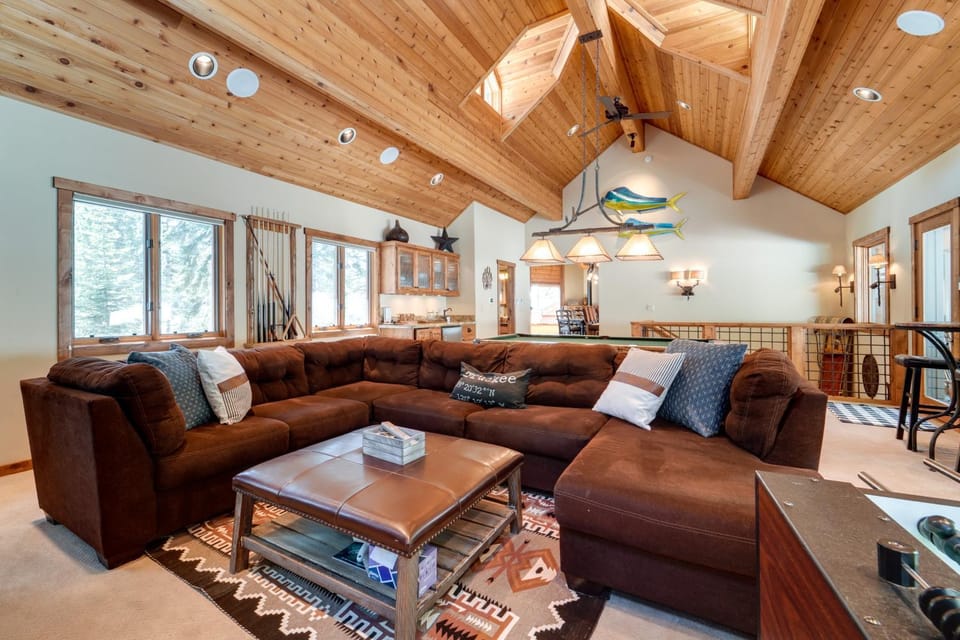 One Moose Lodge with Hot Tub in Tahoe Donner House in Truckee