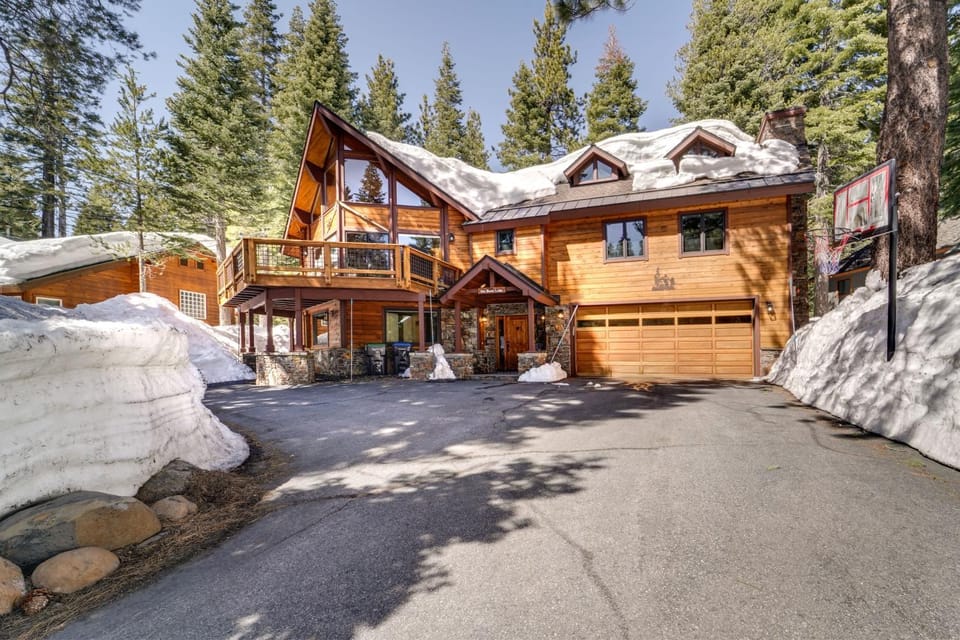 One Moose Lodge with Hot Tub in Tahoe Donner House in Truckee