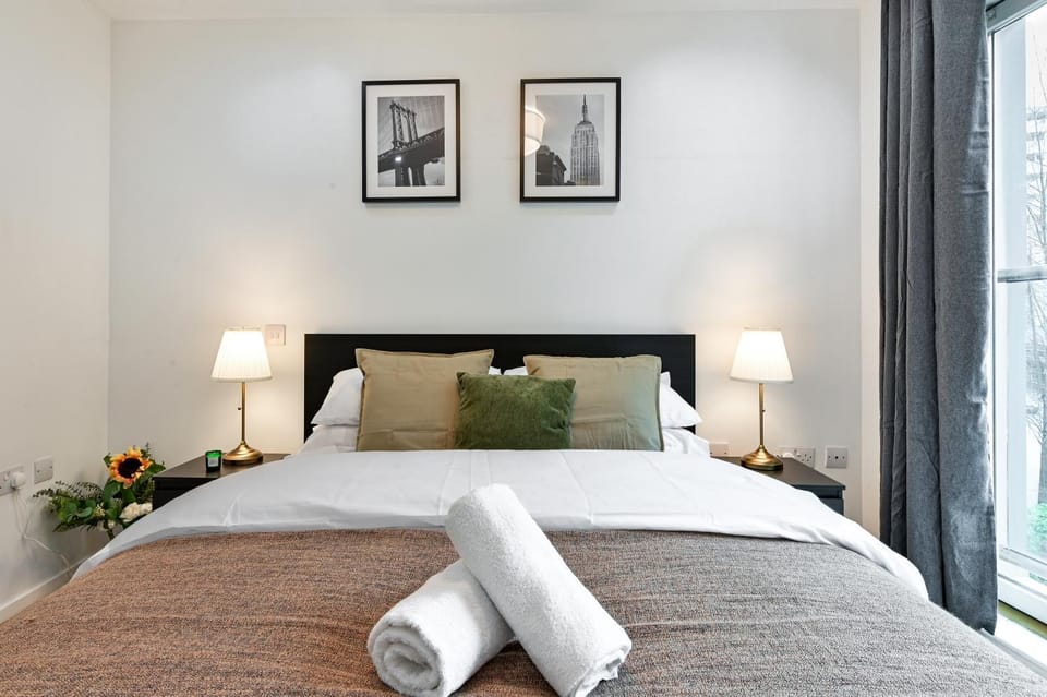 Bed, Bedroom, towels