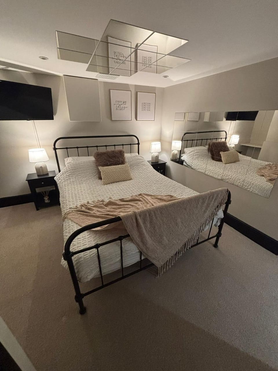 Bed, TV and multimedia, Bedroom