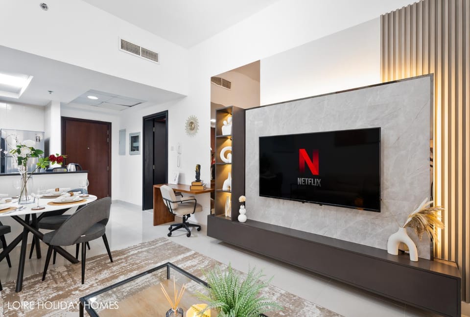 TV and multimedia, Living room, Evening entertainment