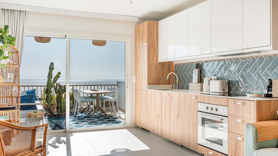 Natural landscape, Coffee/tea facilities, View (from property/room), Balcony/Terrace, Kitchen or kitchenette, Living room, Seating area, Dining area, Sea view, pet friendly, stove, toaster