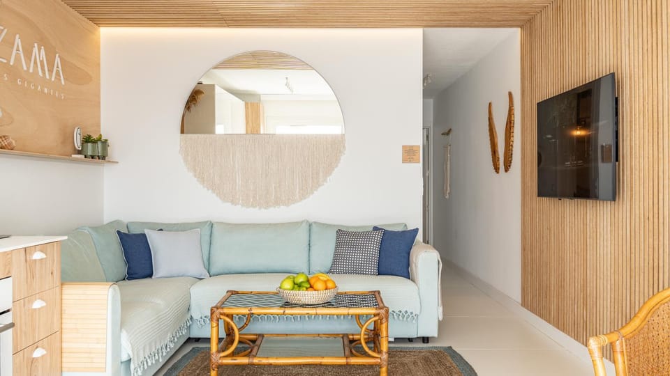 TV and multimedia, Kitchen or kitchenette, Living room, Seating area, Evening entertainment