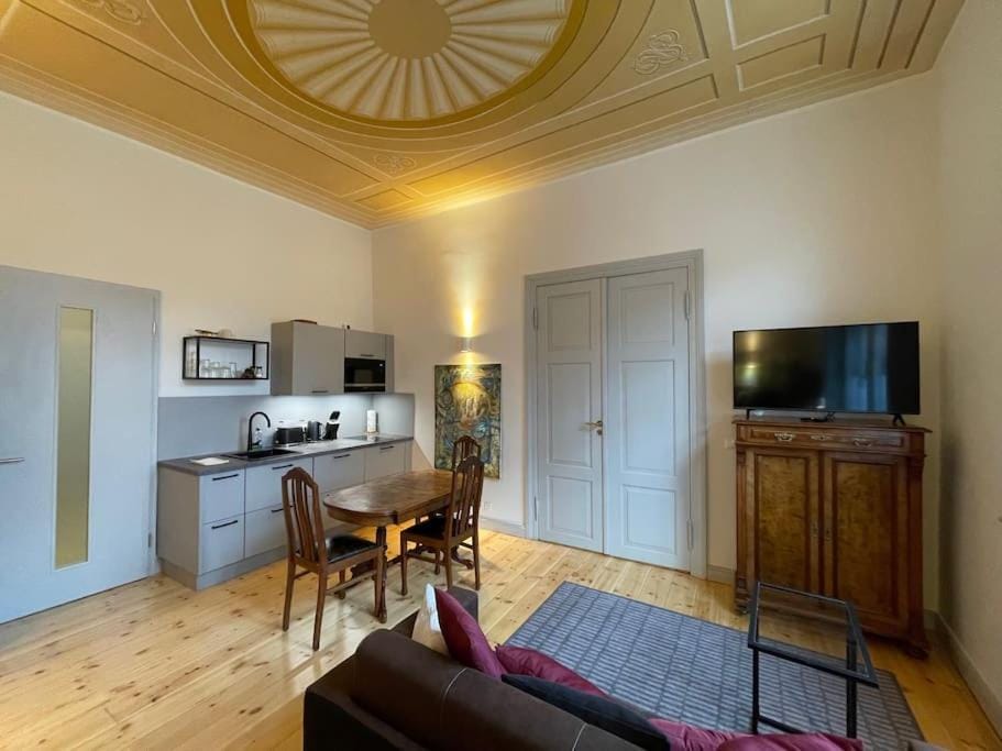 TV and multimedia, Kitchen or kitchenette, Living room, Photo of the whole room, Seating area, minibar, toaster