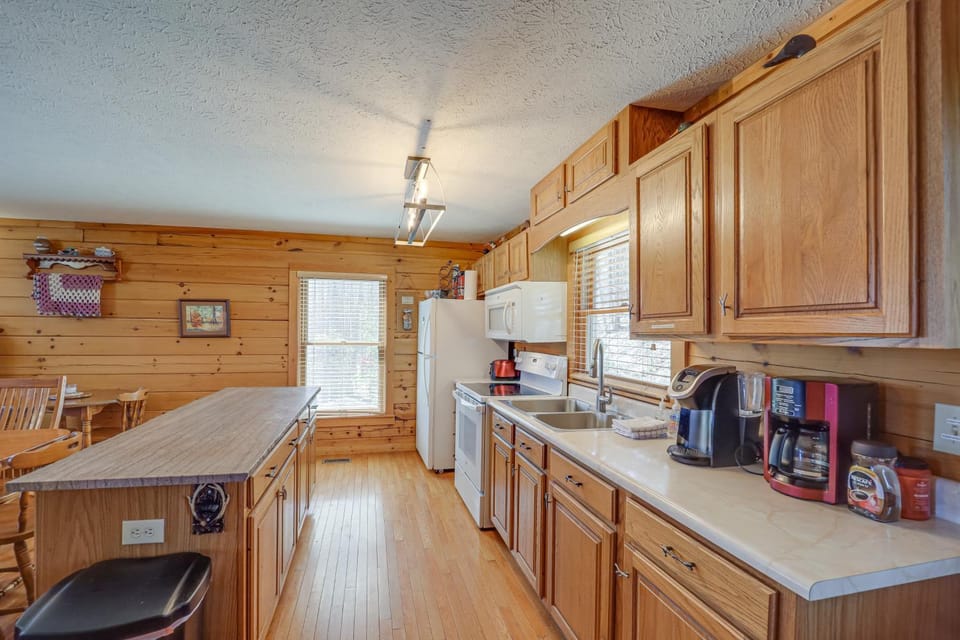 Hike, Sip & Unwind: Mtn-View Gem in Banner Elk! House in Watauga