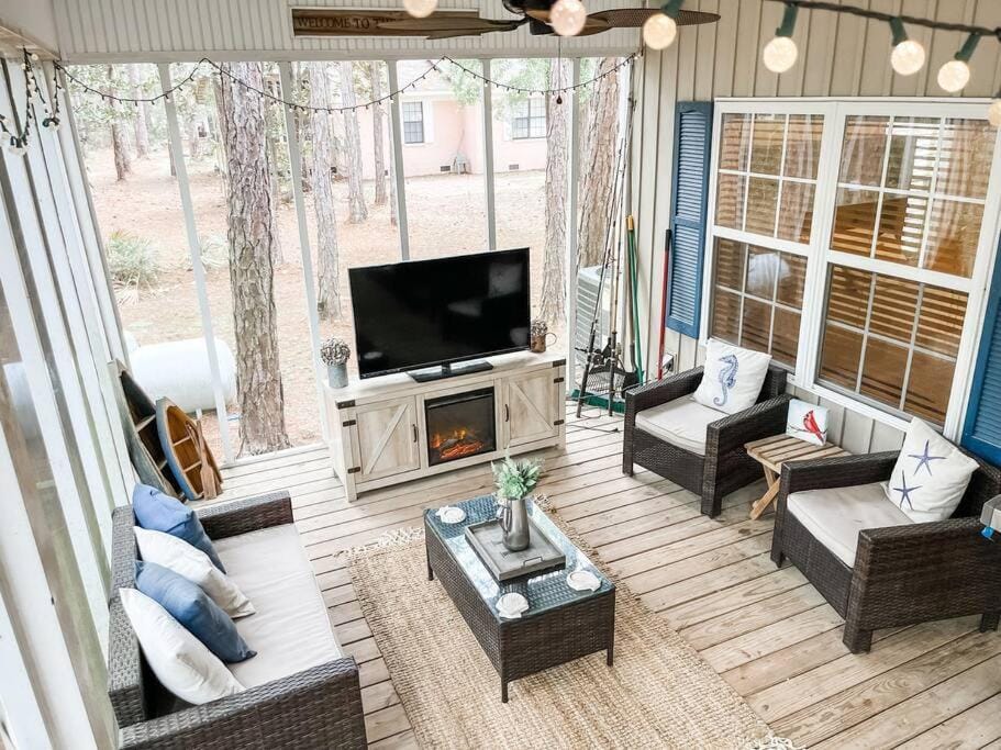 Pet Friendly Tranquil Cottage with Fire-Pit & Hot Tub Minutes to BEACHES House in Dauphin Island