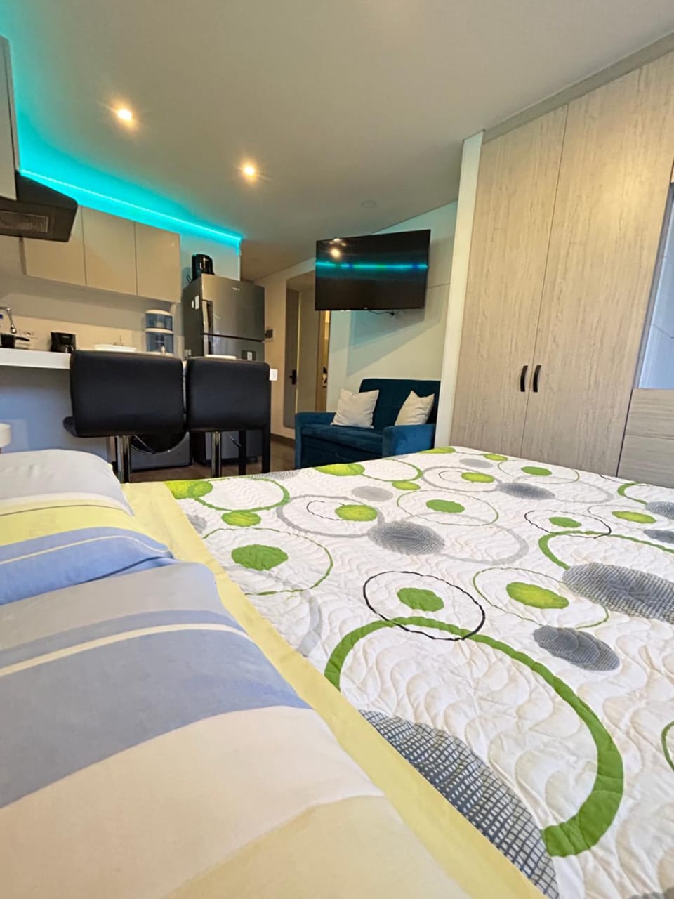 Bed, TV and multimedia, Photo of the whole room, Bedroom