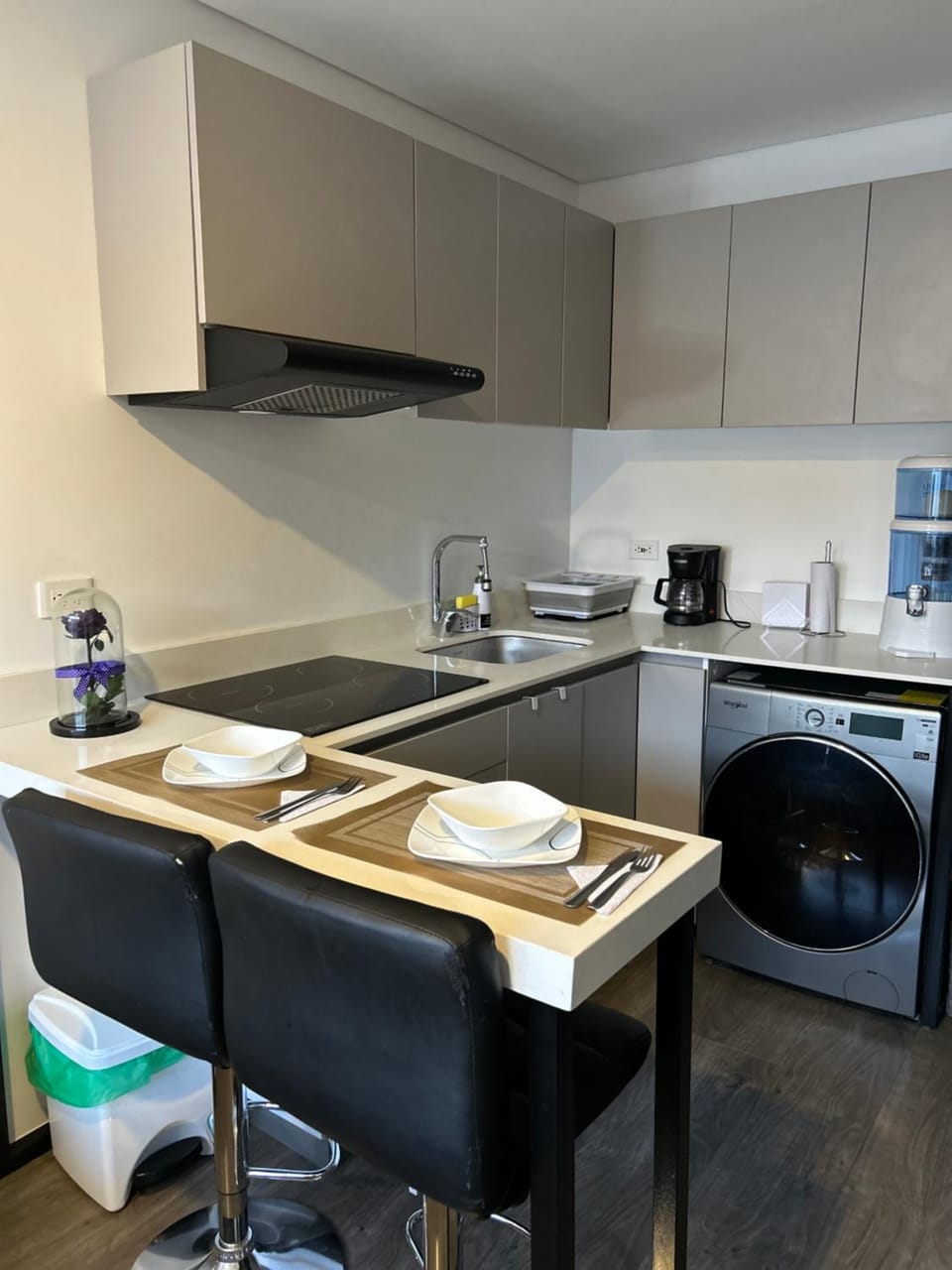 Kitchen or kitchenette, Dining area, stove