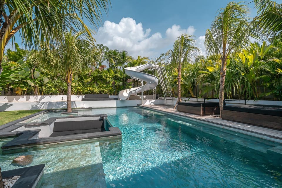 Barabuda - Impressive 6-Bedroom Villa with Jacuzzi and Slide! Villa in North Kuta