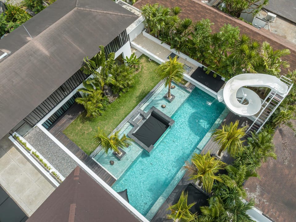 Barabuda - Impressive 6-Bedroom Villa with Jacuzzi and Slide! Villa in North Kuta