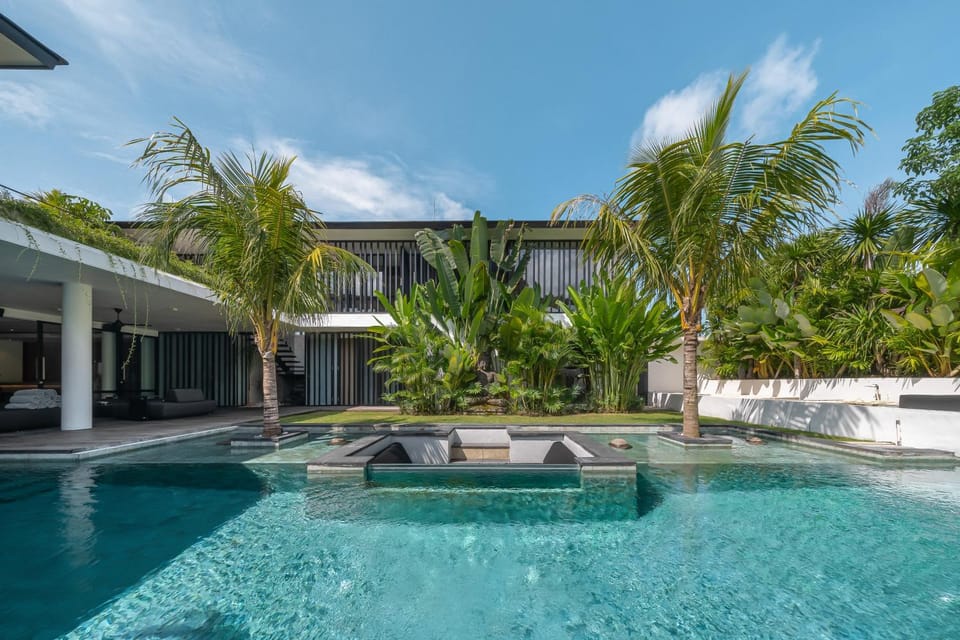 Barabuda - Impressive 6-Bedroom Villa with Jacuzzi and Slide! Villa in North Kuta
