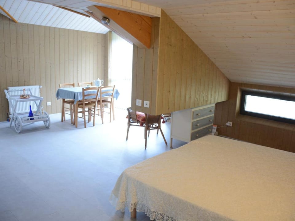 Gîte spacieux avec cheminée et terrasse en forêt, animaux acceptés - FR-1-496-280 House in Auvergne-Rhône-Alpes