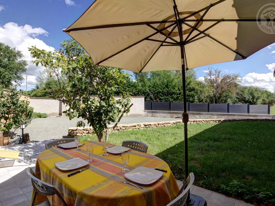 Gîte confortable avec jardin privé à Balbigny - FR-1-496-282 House in Auvergne-Rhône-Alpes
