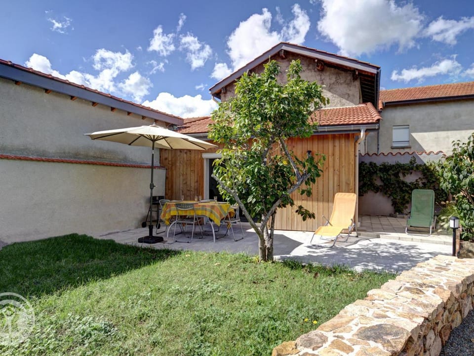 Gîte confortable avec jardin privé à Balbigny - FR-1-496-282 House in Auvergne-Rhône-Alpes