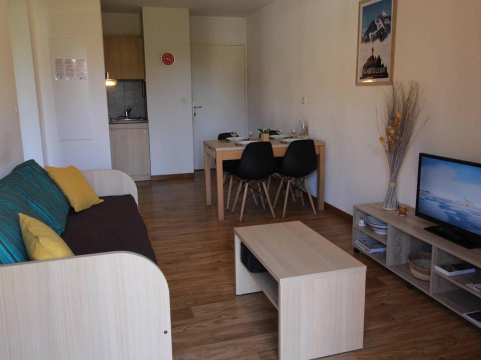 Appartement T2 avec Balcon, Parking et WiFi - Proche Thermes et Centre ville, 4 pers. - FR-1-313-222 Apartment in Catalonia