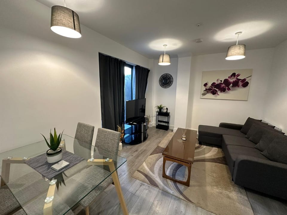 TV and multimedia, Living room, Seating area, Dining area