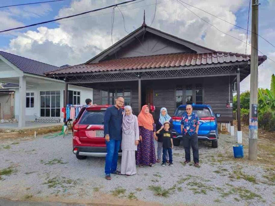 Property building, Day, People, children, group of guests, Family, Parking