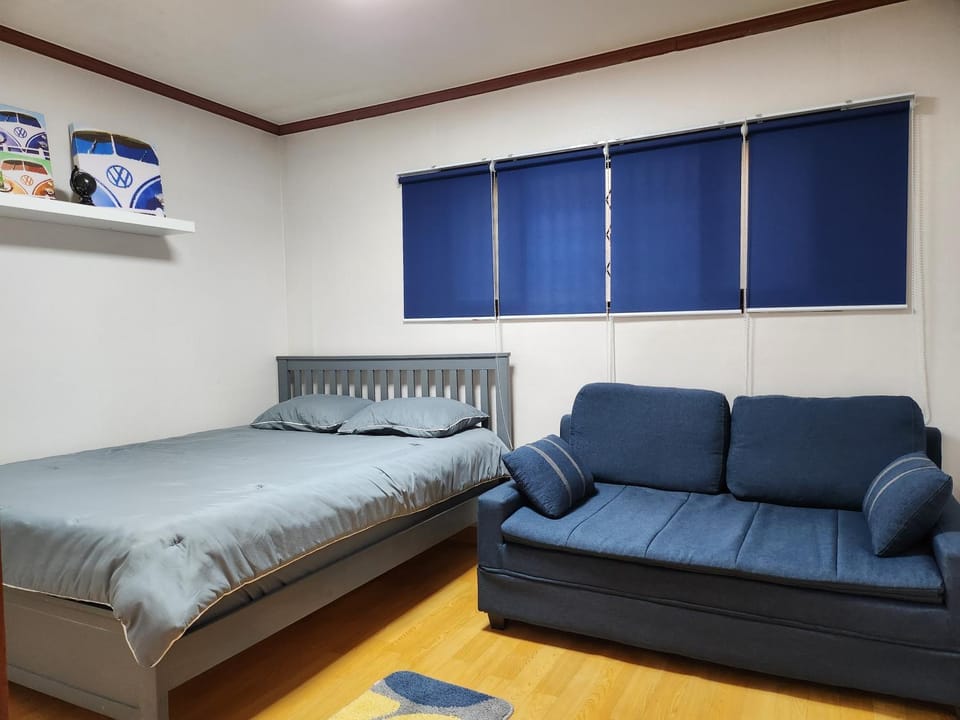 Bed, Seating area, Bedroom