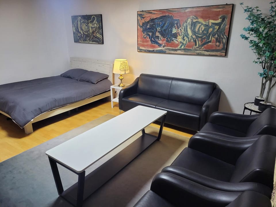Bed, Living room, Photo of the whole room, Seating area, Bedroom