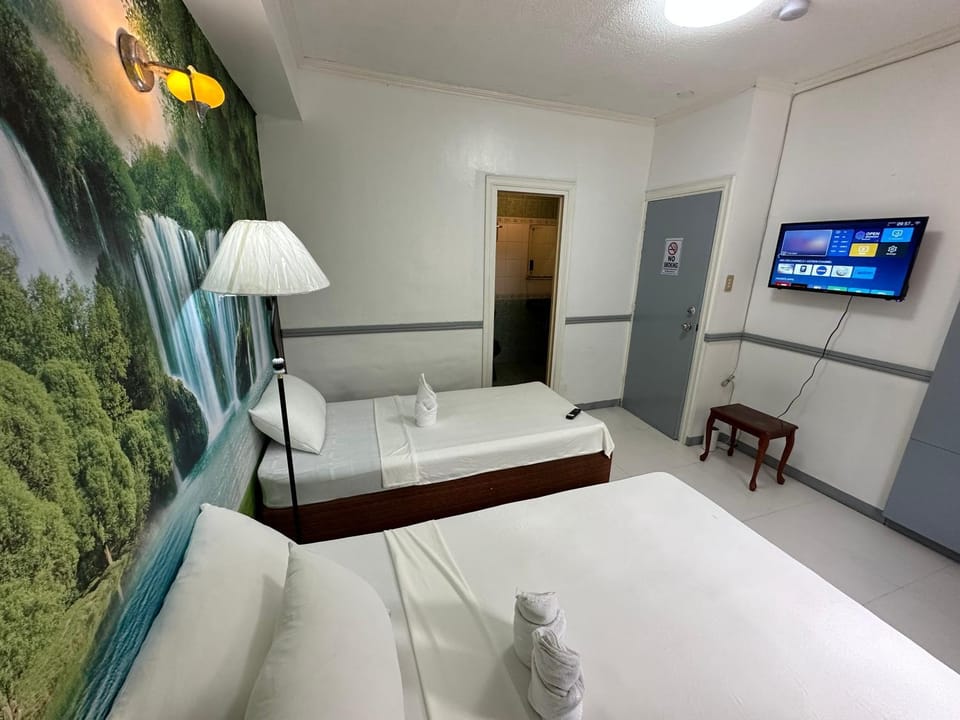 Bed, TV and multimedia, Photo of the whole room, Bedroom