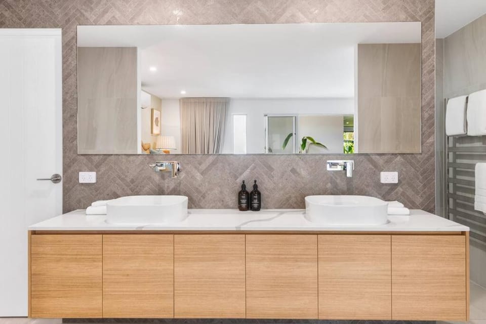 Bathroom, towels