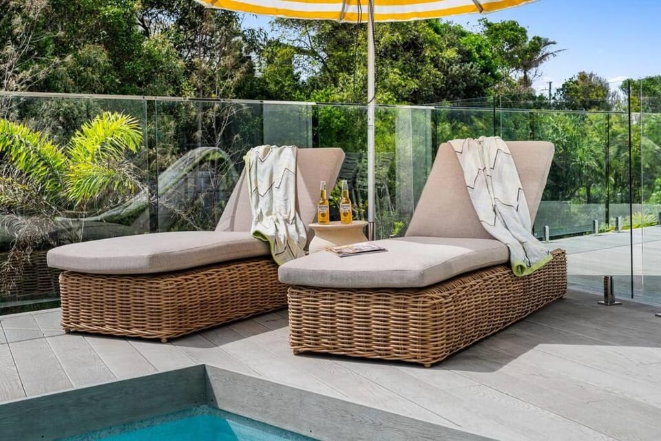Swimming pool, sunbed, towels